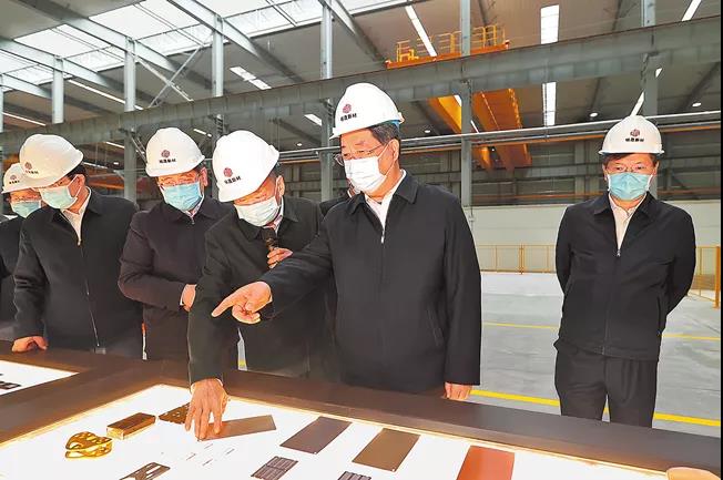 河南(nan)省委(wei)書記樓陽(yáng)生(sheng)、省長(zhang)王凱莅臨明泰鋁業子(zi)公(gōng)司明晟新(xin)材(cai)料參觀調研 河南(nan)省委(wei)書記樓陽(yáng)生(sheng)、省長(zhang)王凱莅臨明泰鋁業子(zi)公(gōng)司明晟新(xin)材(cai)料參觀調研